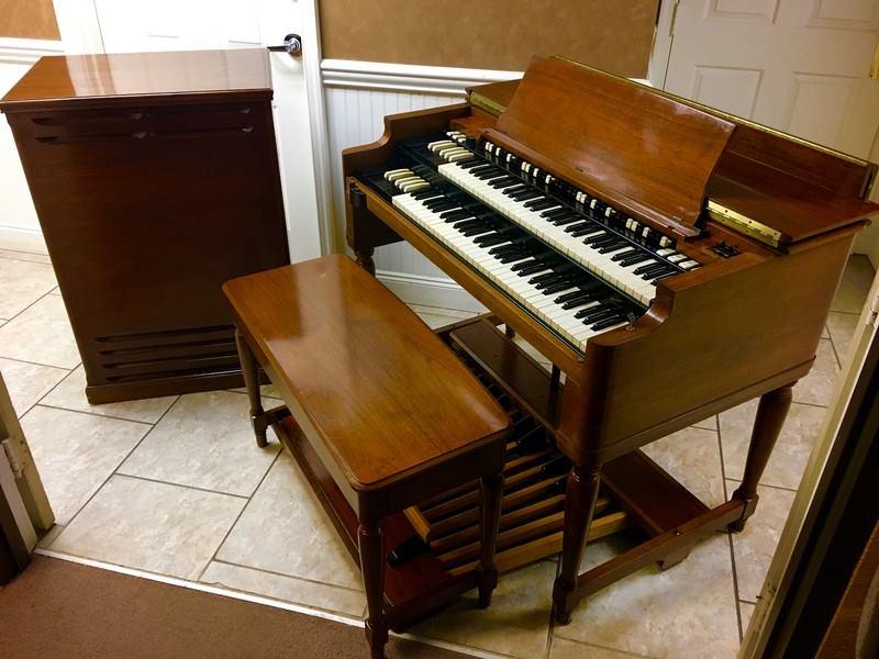 NEW ARRIVAL- NOW IN OUR SHOWROOM! A GORGEOUS VINTAGE HAMMOND B3 ORGAN & Original Matching 122 Leslie Speaker - Will Sell Fast! A Great Value! Plays, Sounds Perfect! - Now Available!