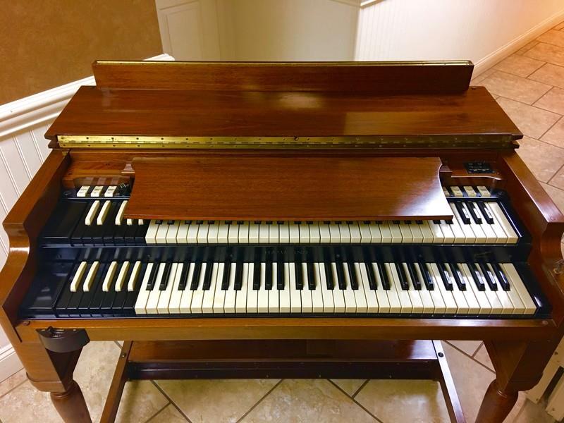 NEW ARRIVAL- NOW IN OUR SHOWROOM! A GORGEOUS VINTAGE HAMMOND B3 ORGAN & Original Matching 122 Leslie Speaker - Will Sell Fast! A Great Value! Plays, Sounds Perfect! - Now Available!