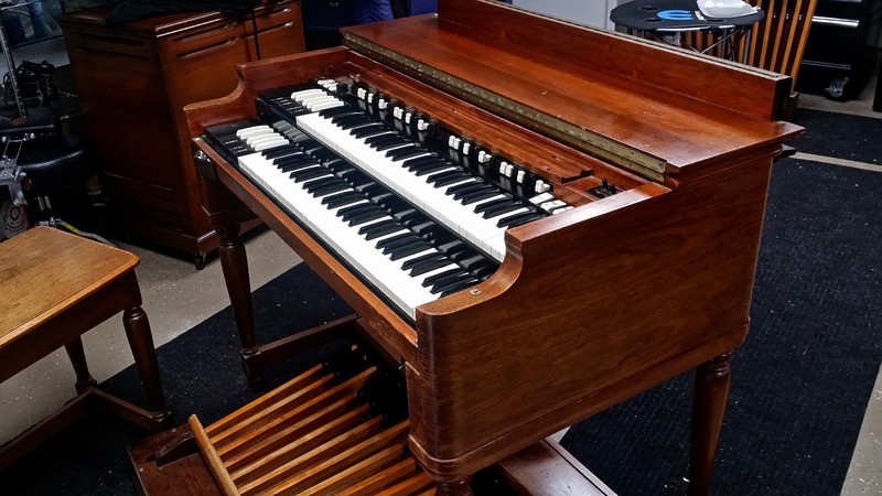NEW ARRIVAL!  Vntage Hammond B3 Organ In Good Shape & Leslie Speaker Pkge. Light Scratches & Patina On Console. B3 Plays & Sounds Great! Will Sell Fast-Affordable Pkge & Available