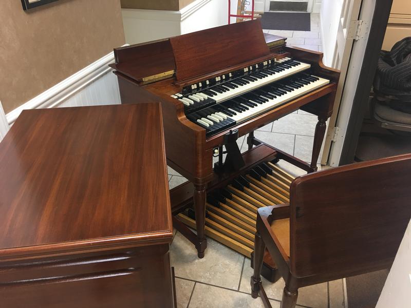 NEW ARRIVAL 10/4/17- NOW IN OUR SHOWROOM! AMINT CONDITION VINTAGE HAMMOND B3 ORGAN & Original Matching 122 Leslie Speaker - Will Sell Fast! A Great Value! Plays, Sounds Perfect! - Available!