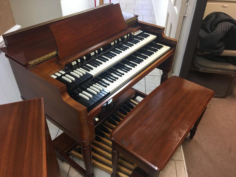 NEW ARRIVAL 10/4/17- NOW IN OUR SHOWROOM! AMINT CONDITION VINTAGE HAMMOND B3 ORGAN & Original Matching 122 Leslie Speaker - Will Sell Fast! A Great Value! Plays, Sounds Perfect! - Available!
