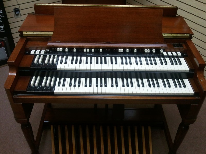 A Classic Vintage Hammond B3 Organ In Beautiful Condition & Includes A Padded Bench & 122 Leslie Speaker In Mint Condition  - Now Available!
