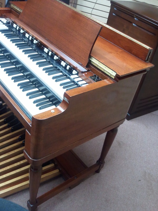 A Classic Vintage Hammond B3 Organ In Beautiful Condition & Includes A Padded Bench & 122 Leslie Speaker In Mint Condition  - Now Available!